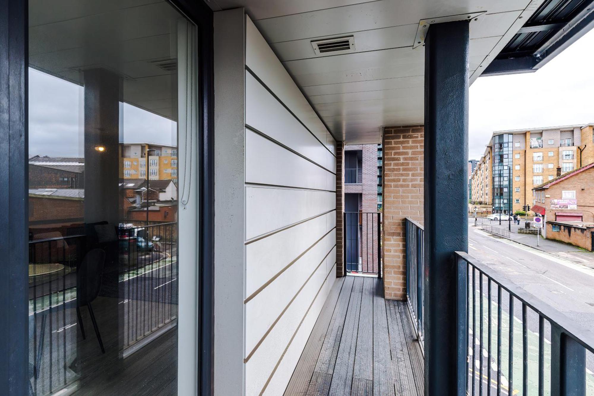 Modern 2 Bed Apartment With Balcony By Host A Home Manchester Eksteriør bilde