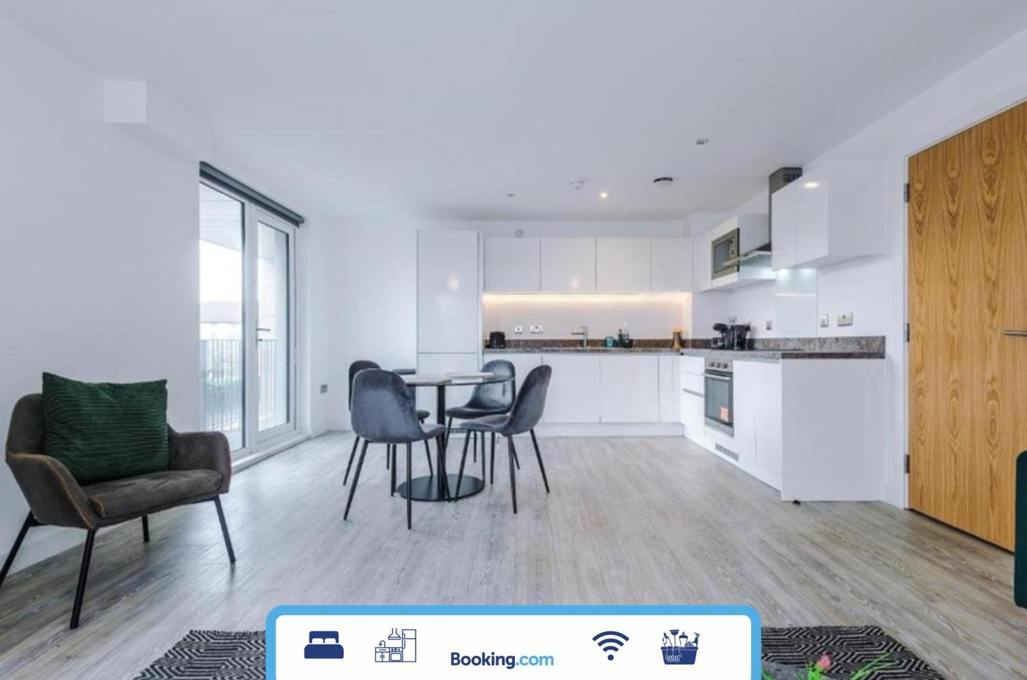 Modern 2 Bed Apartment With Balcony By Host A Home Manchester Eksteriør bilde