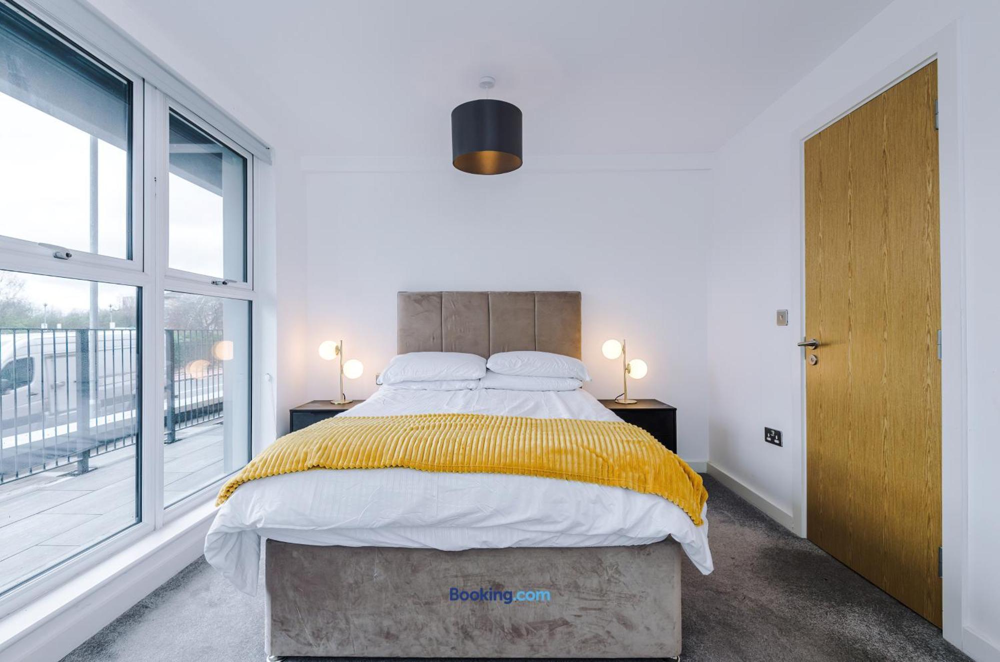 Modern 2 Bed Apartment With Balcony By Host A Home Manchester Eksteriør bilde