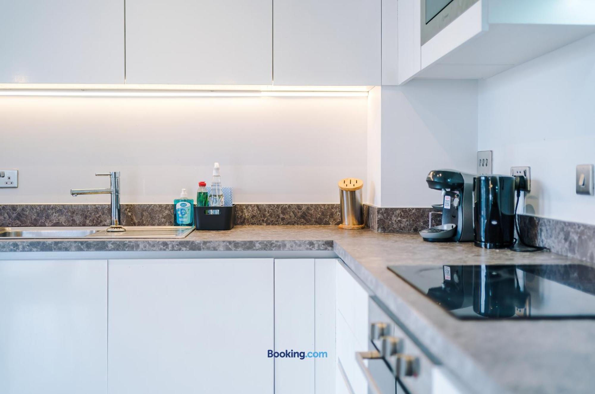 Modern 2 Bed Apartment With Balcony By Host A Home Manchester Eksteriør bilde