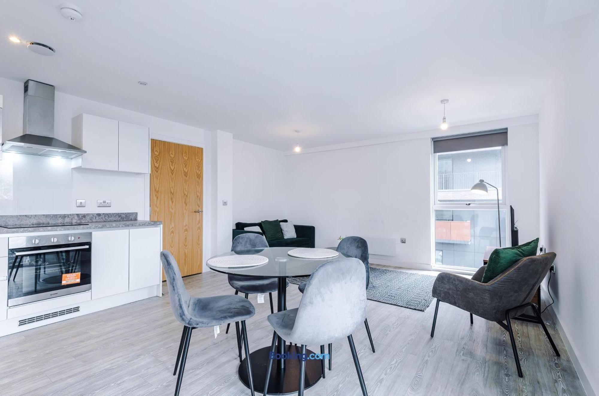 Modern 2 Bed Apartment With Balcony By Host A Home Manchester Eksteriør bilde