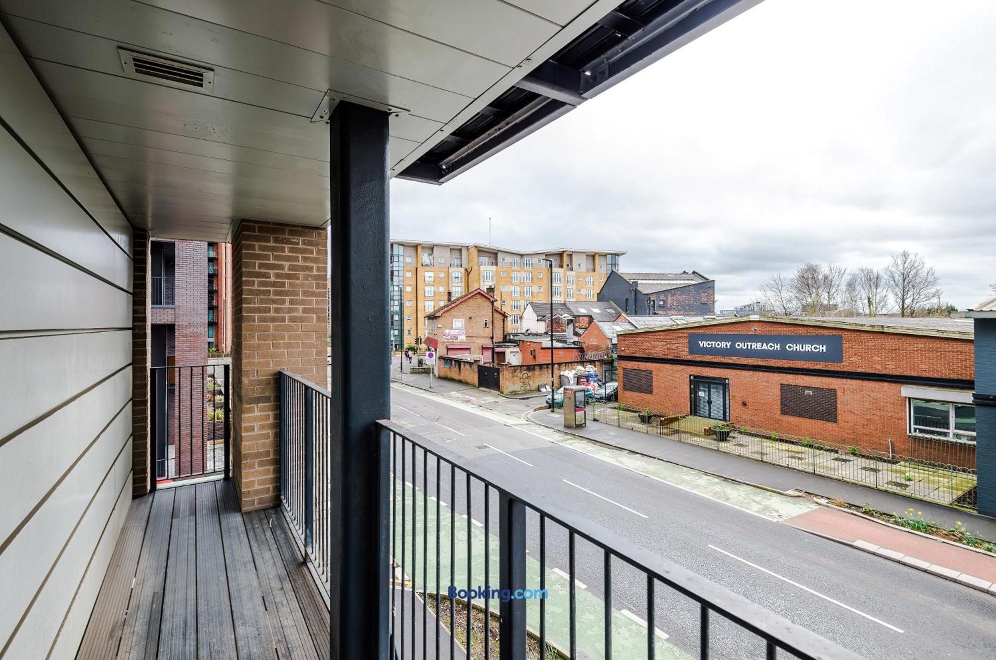 Modern 2 Bed Apartment With Balcony By Host A Home Manchester Eksteriør bilde