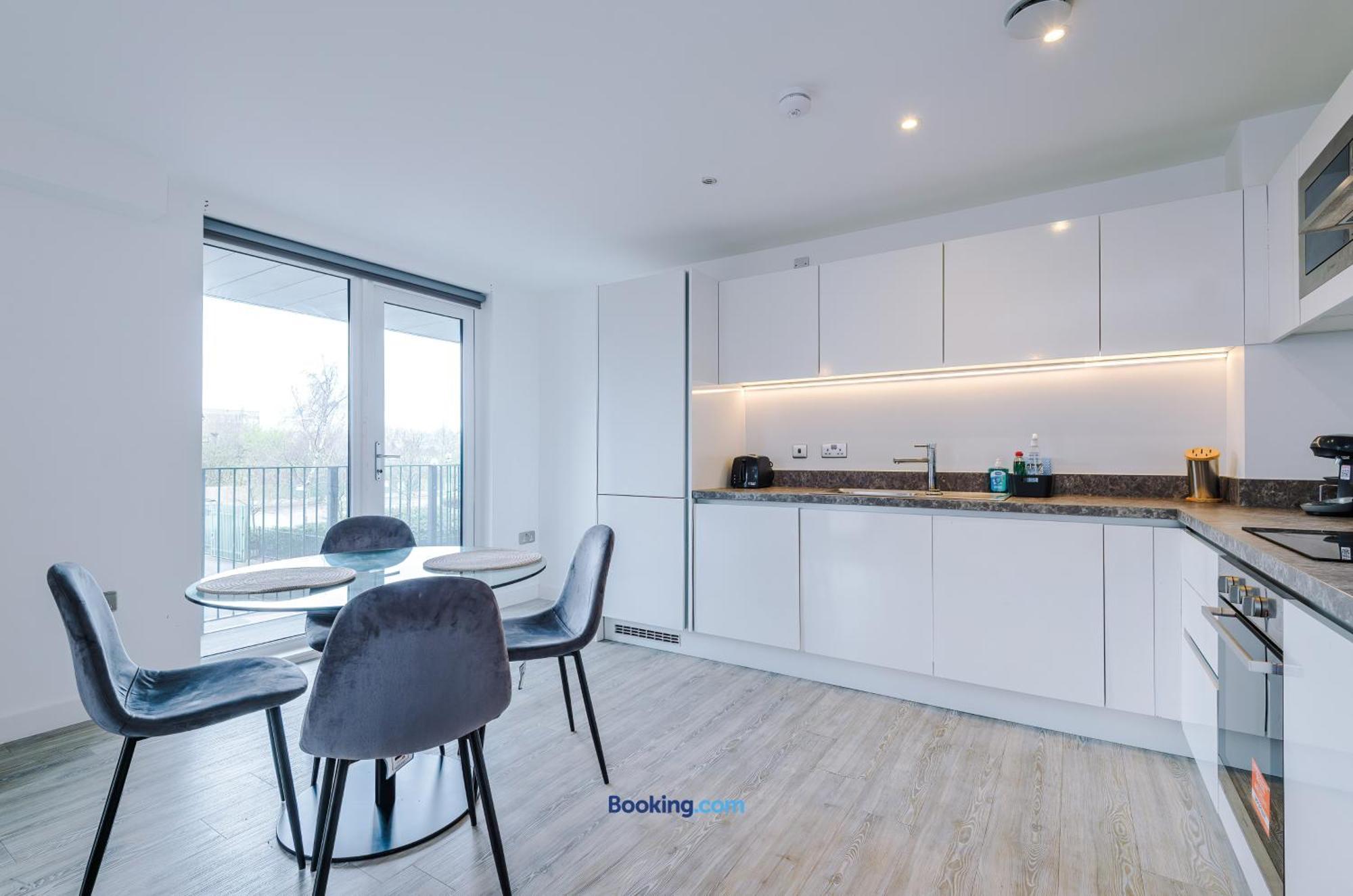 Modern 2 Bed Apartment With Balcony By Host A Home Manchester Eksteriør bilde