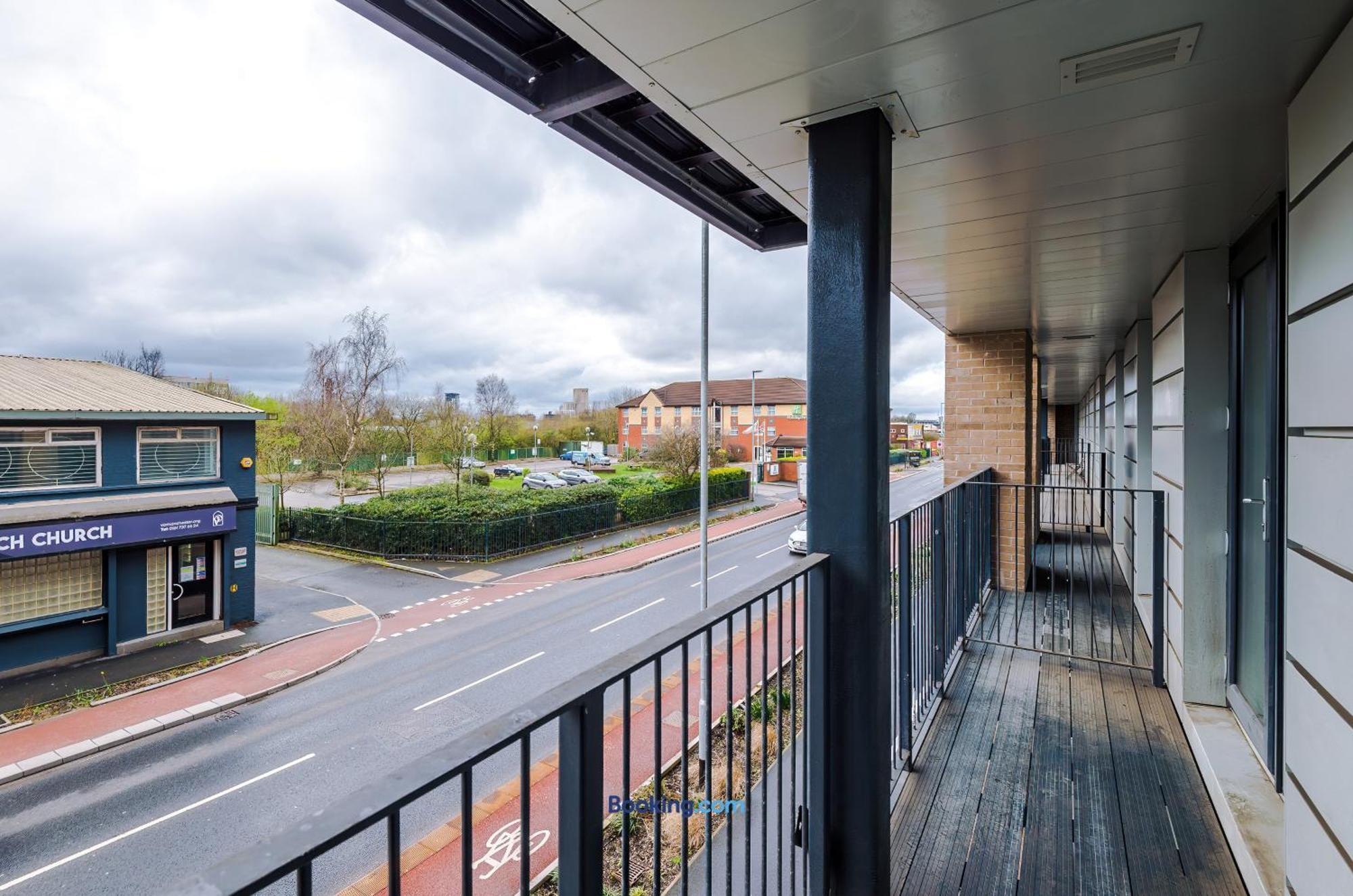 Modern 2 Bed Apartment With Balcony By Host A Home Manchester Eksteriør bilde