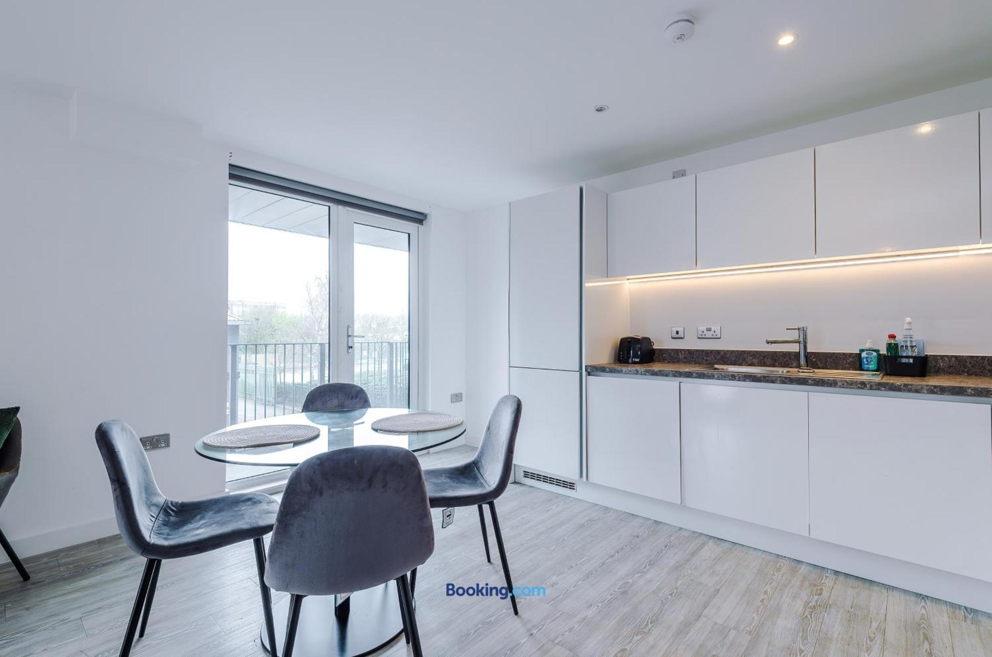 Modern 2 Bed Apartment With Balcony By Host A Home Manchester Eksteriør bilde