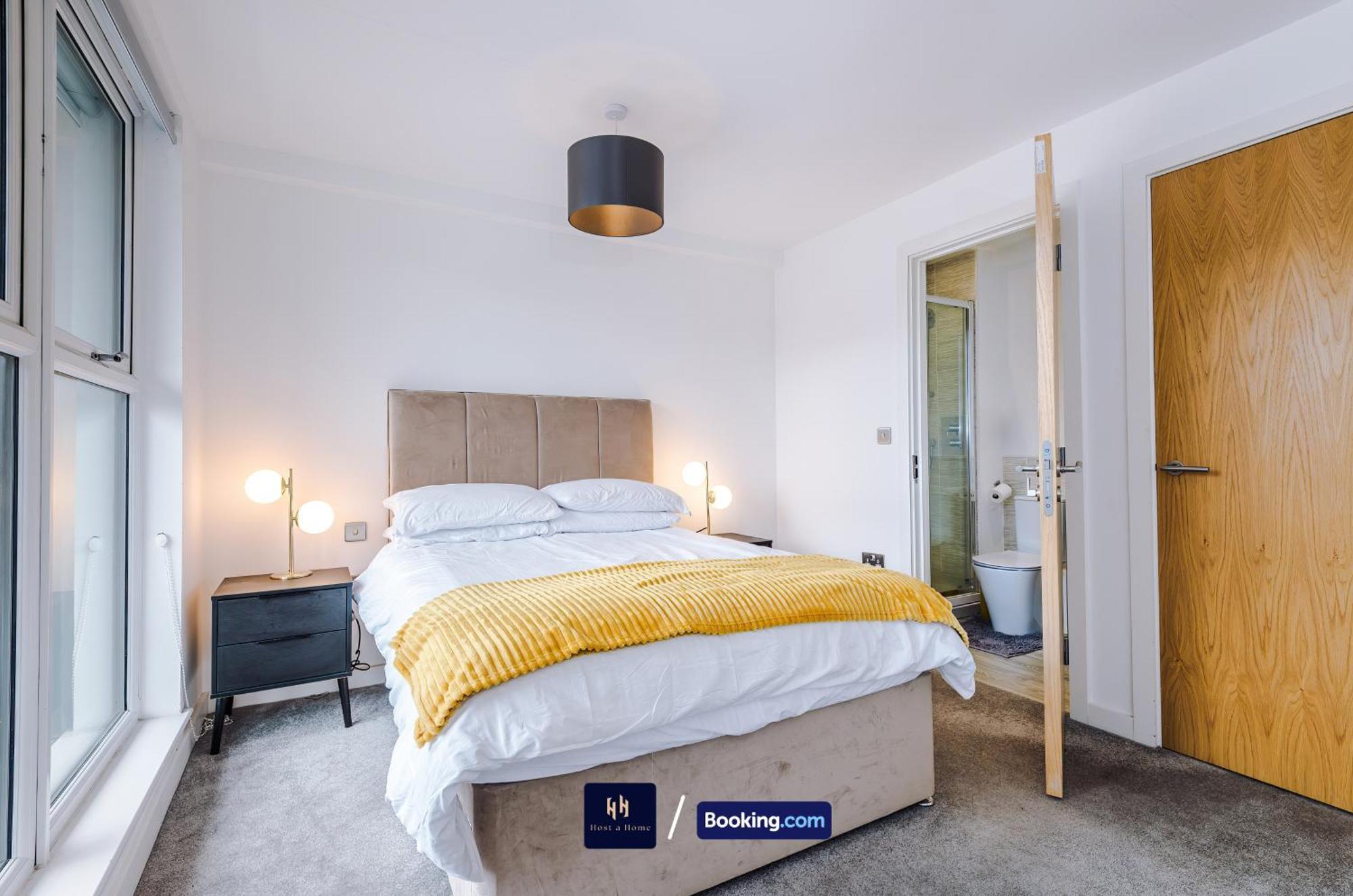 Modern 2 Bed Apartment With Balcony By Host A Home Manchester Eksteriør bilde