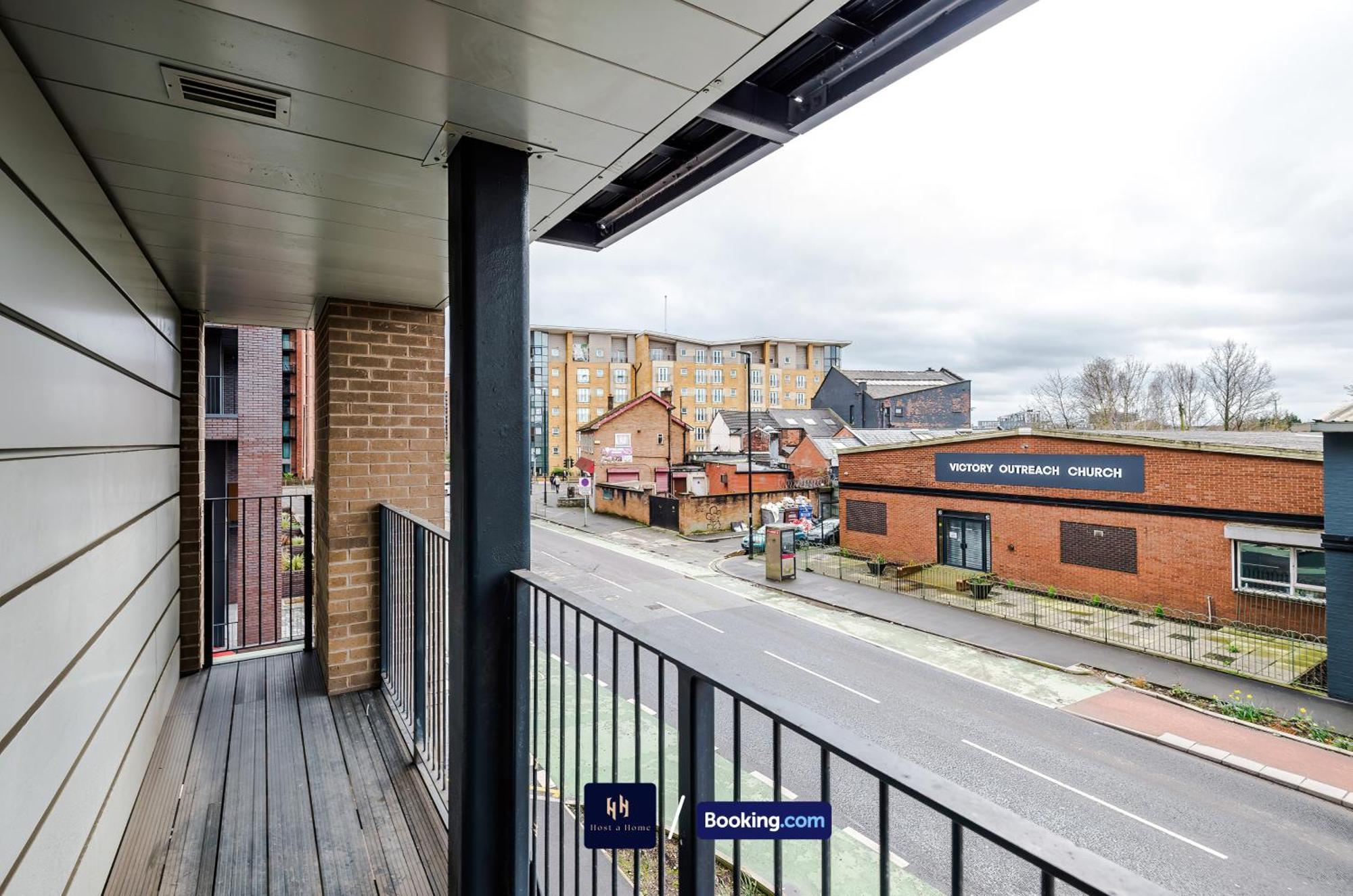 Modern 2 Bed Apartment With Balcony By Host A Home Manchester Eksteriør bilde