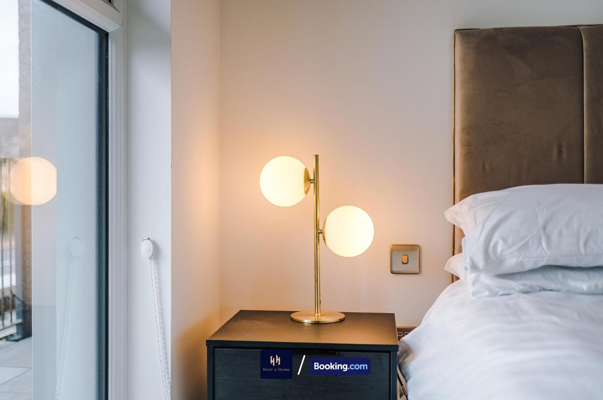 Modern 2 Bed Apartment With Balcony By Host A Home Manchester Eksteriør bilde