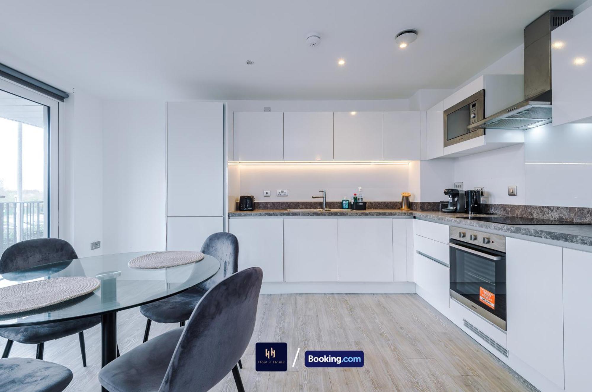 Modern 2 Bed Apartment With Balcony By Host A Home Manchester Eksteriør bilde