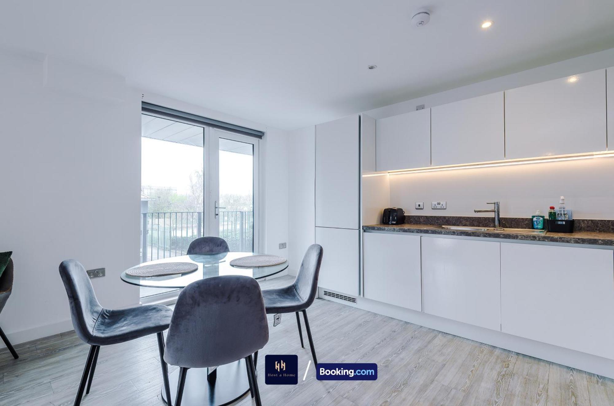 Modern 2 Bed Apartment With Balcony By Host A Home Manchester Eksteriør bilde